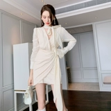 Небольшое дизайнерское платье, осенний лонгслив, мини-юбка, тренд сезона, городской стиль, V-образный вырез, с акцентом на бедрах