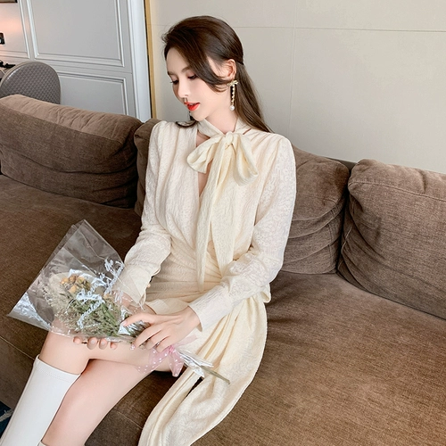 Небольшое дизайнерское платье, осенний лонгслив, мини-юбка, тренд сезона, городской стиль, V-образный вырез, с акцентом на бедрах