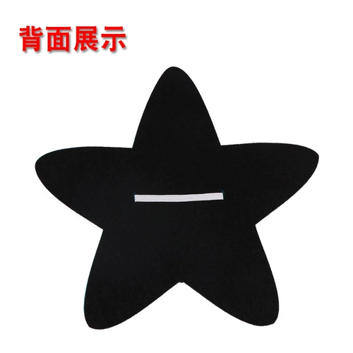 Дети, держащие танцевальные реквизит