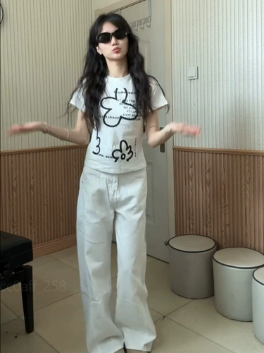 Белая приталенная короткая футболка с коротким рукавом, ручная роспись, в цветочек