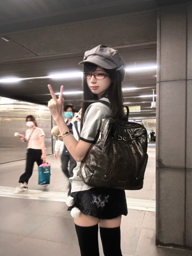 Летняя небольшая дизайнерская футболка с коротким рукавом, в американском стиле, свободный крой, тренд сезона