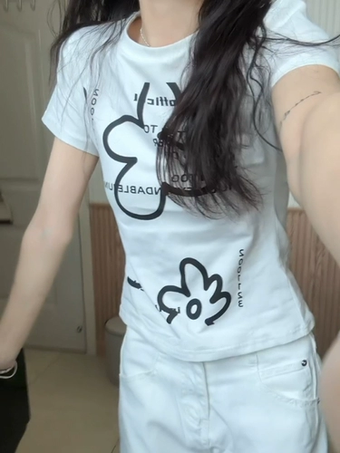 Белая приталенная короткая футболка с коротким рукавом, ручная роспись, в цветочек