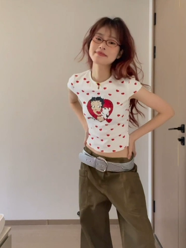 Летняя короткая приталенная футболка