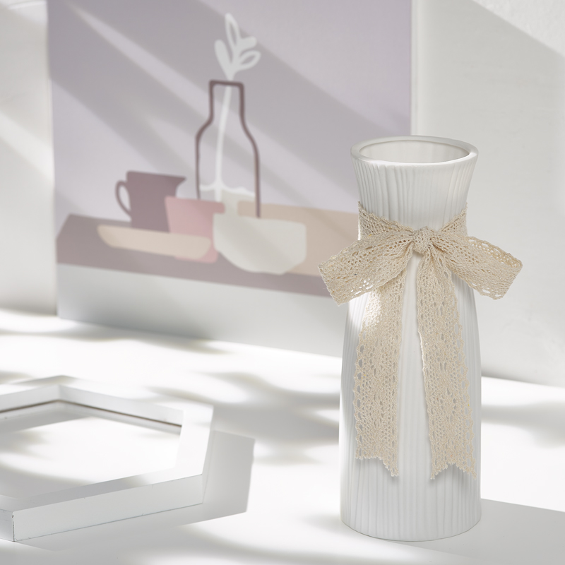 Hotel restaurant restaurant table table furnishing articles ceramic pure white mini floret bottle of flower all over the sky star