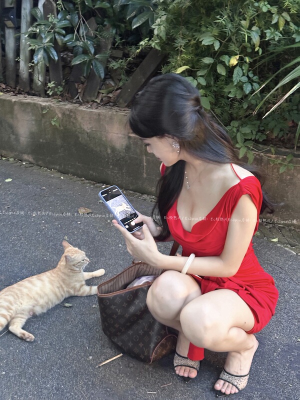 Elegant and Sophisticated Red Bodycon Dress That Accentuates the Waist and Flatters the Figure, Giving a Fairer Complexion and an Intellectual, Beautiful, and Classic High-Class Heroine Vibe