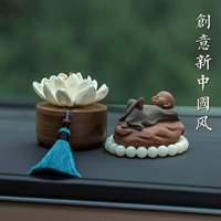 Лотос цветущий неторопливый монаш