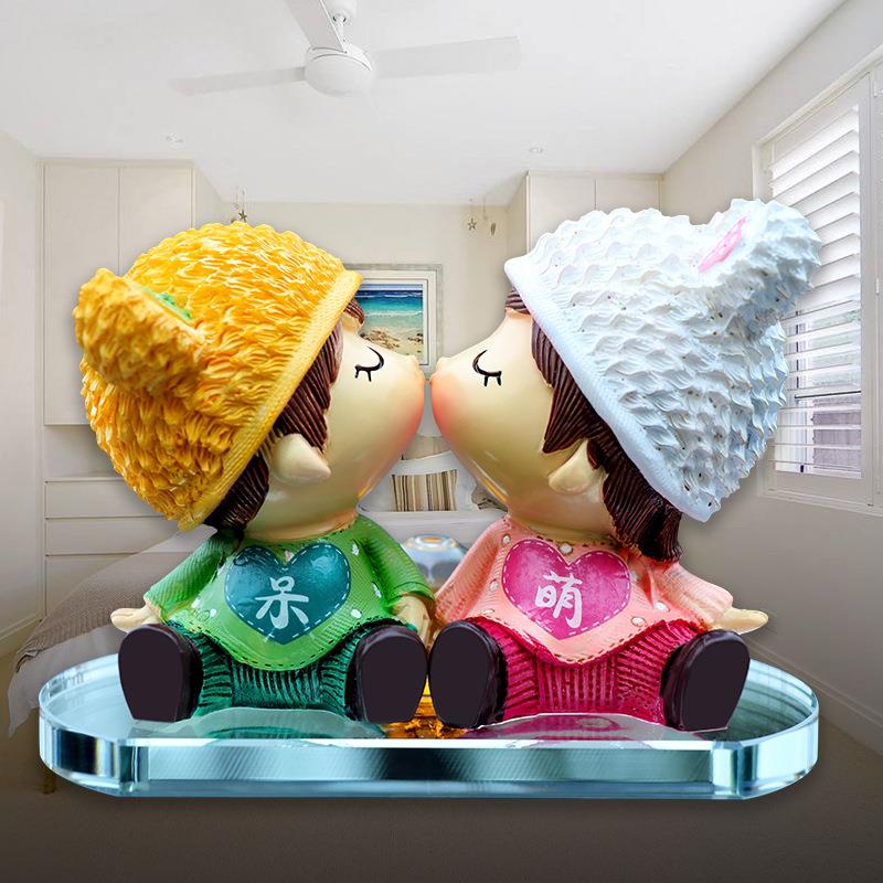 Creative kiss couple doll car interior supplies perfume seat car decoration creative summer new product decoration