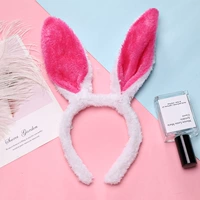 Розовые уши на белом фоне