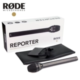 Роудс поехал на репортерном микрофоне, все указывает на динамический круг, чтобы взять интервью