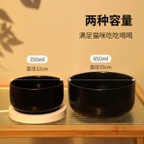 Нагревание черной кошачьей чаши для пить