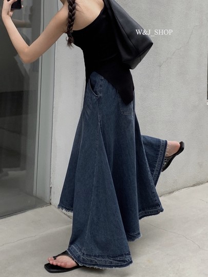 High-end, elegant, high-waisted denim blue, retro-style lazy half-length skirt, niche design, tasseled raw edge skirt