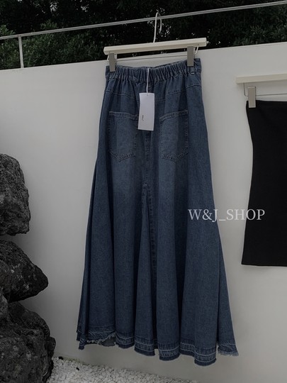 High-end, elegant, high-waisted denim blue, retro-style lazy half-length skirt, niche design, tasseled raw edge skirt