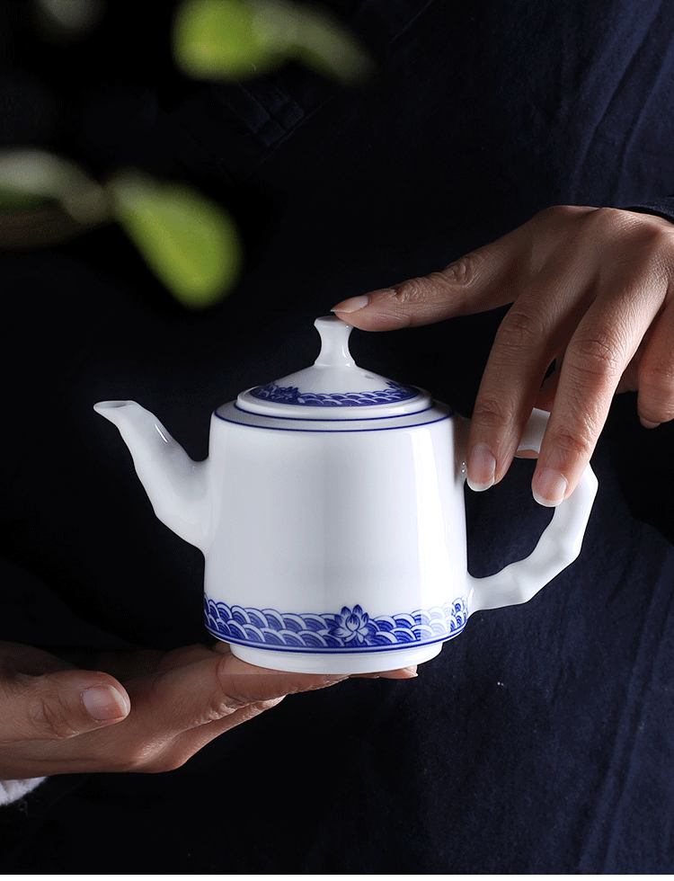 Jingdezhen up the fire which hand blue and white porcelain ceramic teapot teacup Chinese kung fu tea mercifully water pot