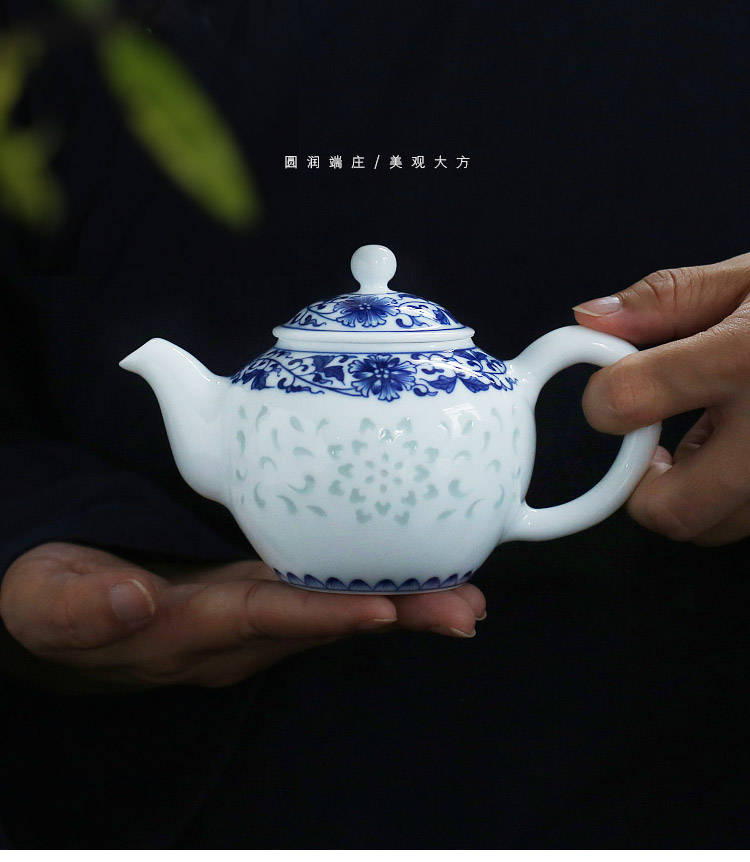 Jingdezhen up the fire which is blue and white and exquisite hand - made ceramic teapot single pot all hand Chinese style household teapot