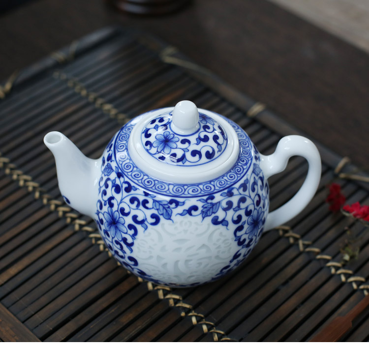 Jingdezhen up the fire which is blue and white and exquisite hand - made ceramic teapot single pot all hand Chinese style household teapot