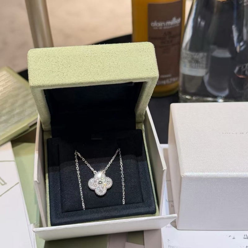 Brand New Top-Grade Sparkling Imported Diamond Four-Leaf Clover Full Diamond Necklace, Collarbone Chain, Can Be Worn in the Shower