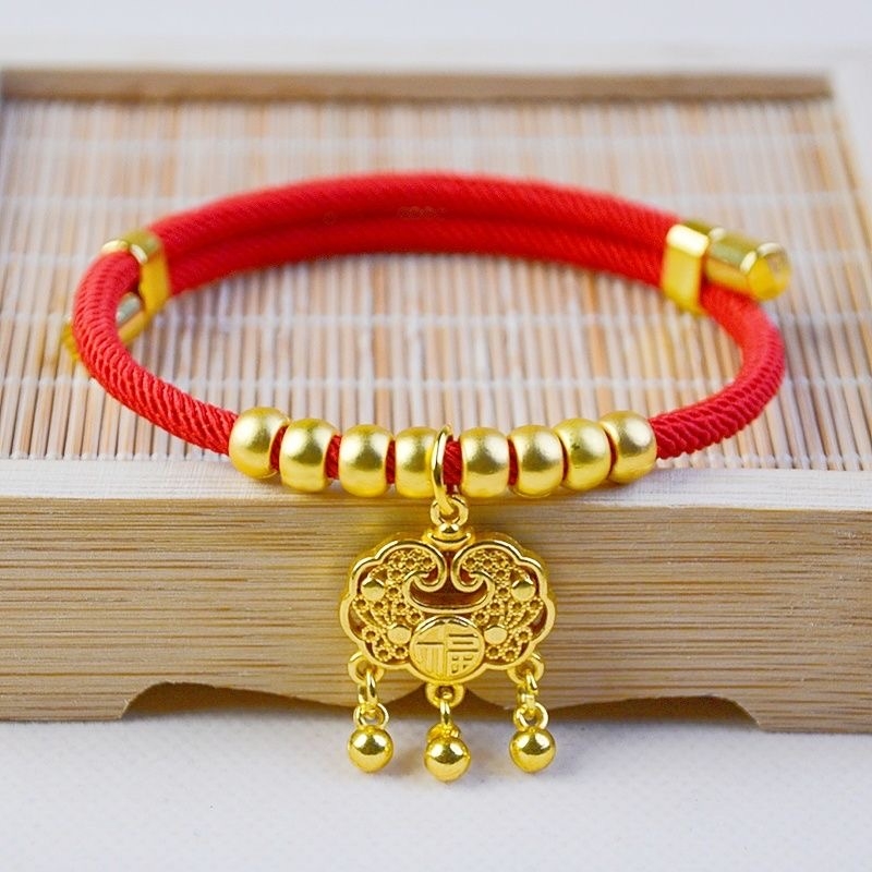 ペットの紛失を防ぐためのサイレントベルと調節可能なネックレスが付いた猫と犬用のペット用首輪。金色のロックと名前が刻印されています。