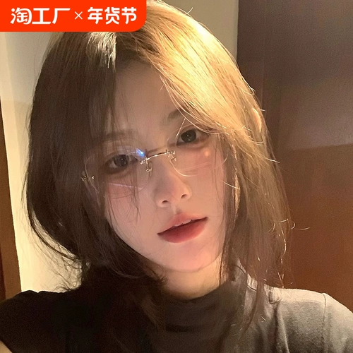 Бесплатные очки миопии -миопия женщины против рентабельного имитационного имитации