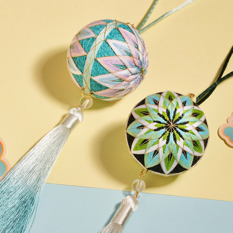 1 Chrysanthemum Tezuki Ball Novice Entry-level DIY Embroidery Material Package Homemade Car Hanging Bag Hanging Accessories Couple Gift