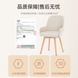 Компьютер и стулья предоставляют комфорт для девушки спальня для макияжа для макияжа общежития Студенты колледжа.