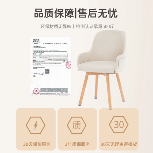 Компьютер и стулья предоставляют комфорт для девушки спальня для макияжа для макияжа общежития Студенты колледжа.