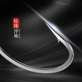 Белая лиса Qiutian Fox связывает небольшие продукты с рыбными крючками.