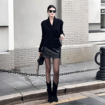 Hepburn style black v-neck long-sleeved knitted sweater 2025 elegant and intellectual temperament women's chic crossover short top