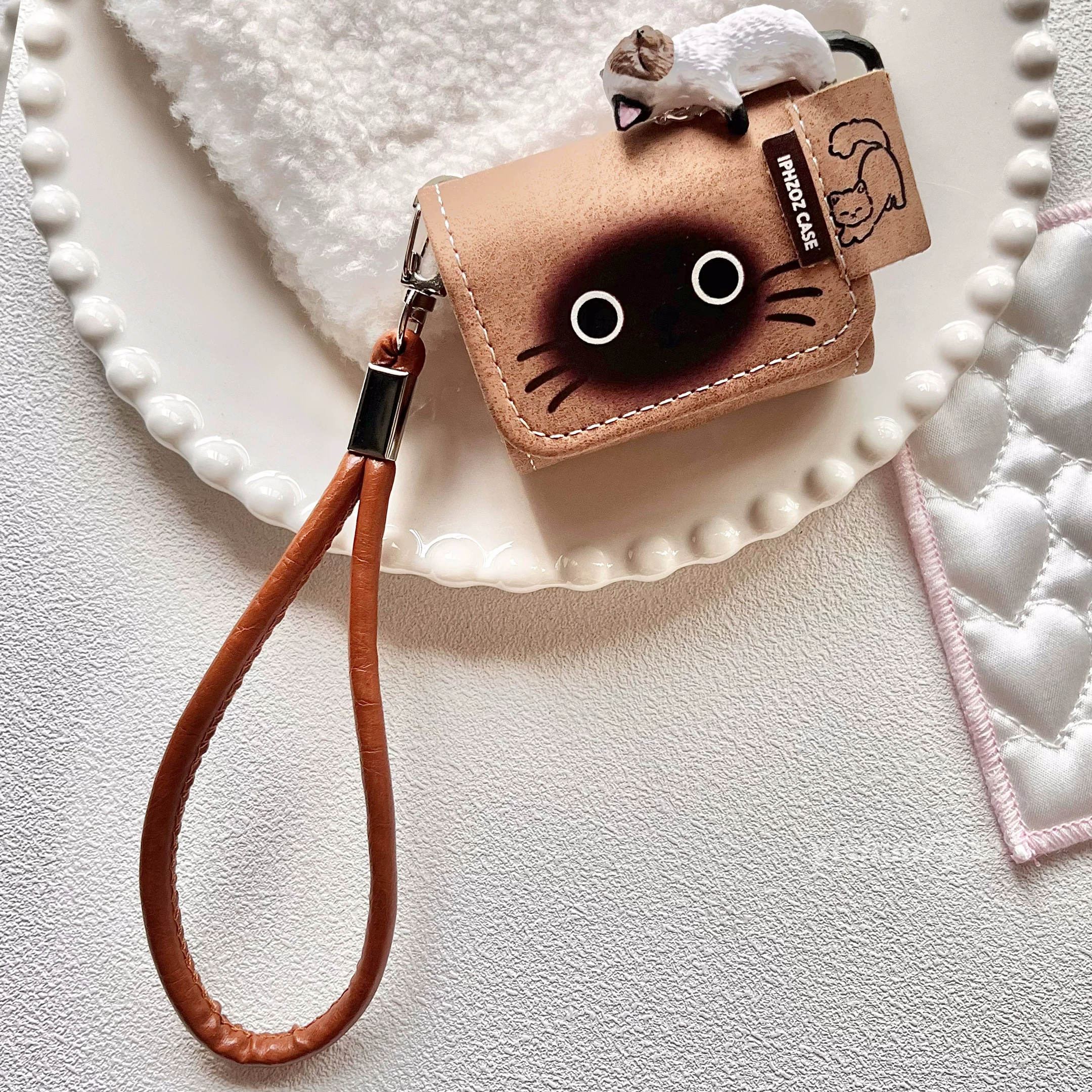 Милый сиамский кот с лежачим выражением, подходит для защитного чехла AirPods4 осенью и зимой, персонализированный чехол для AirPodsPro2 Apple наушников, беспроводные Bluetooth 3-го поколения airpods1, всё включено силиконовый новый третьего поколения