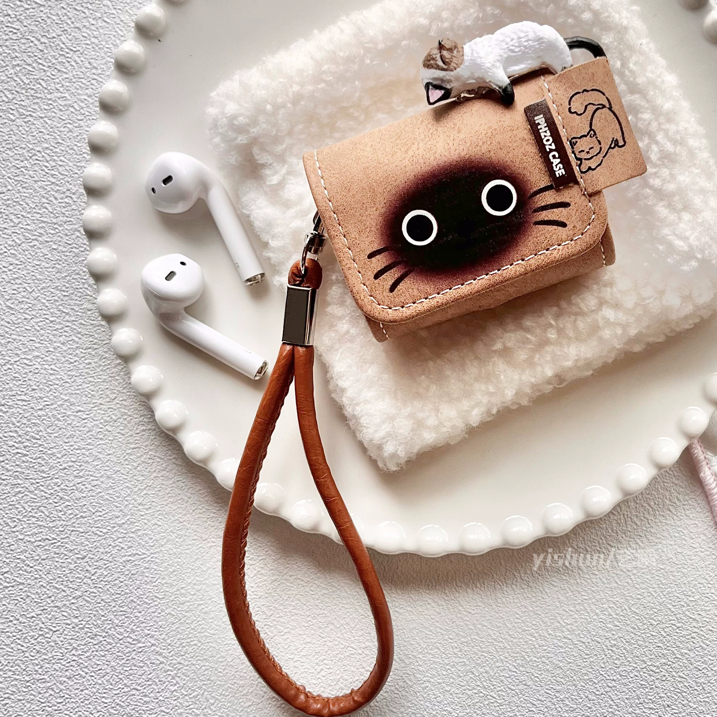 Милый сиамский кот с лежачим выражением, подходит для защитного чехла AirPods4 осенью и зимой, персонализированный чехол для AirPodsPro2 Apple наушников, беспроводные Bluetooth 3-го поколения airpods1, всё включено силиконовый новый третьего поколения