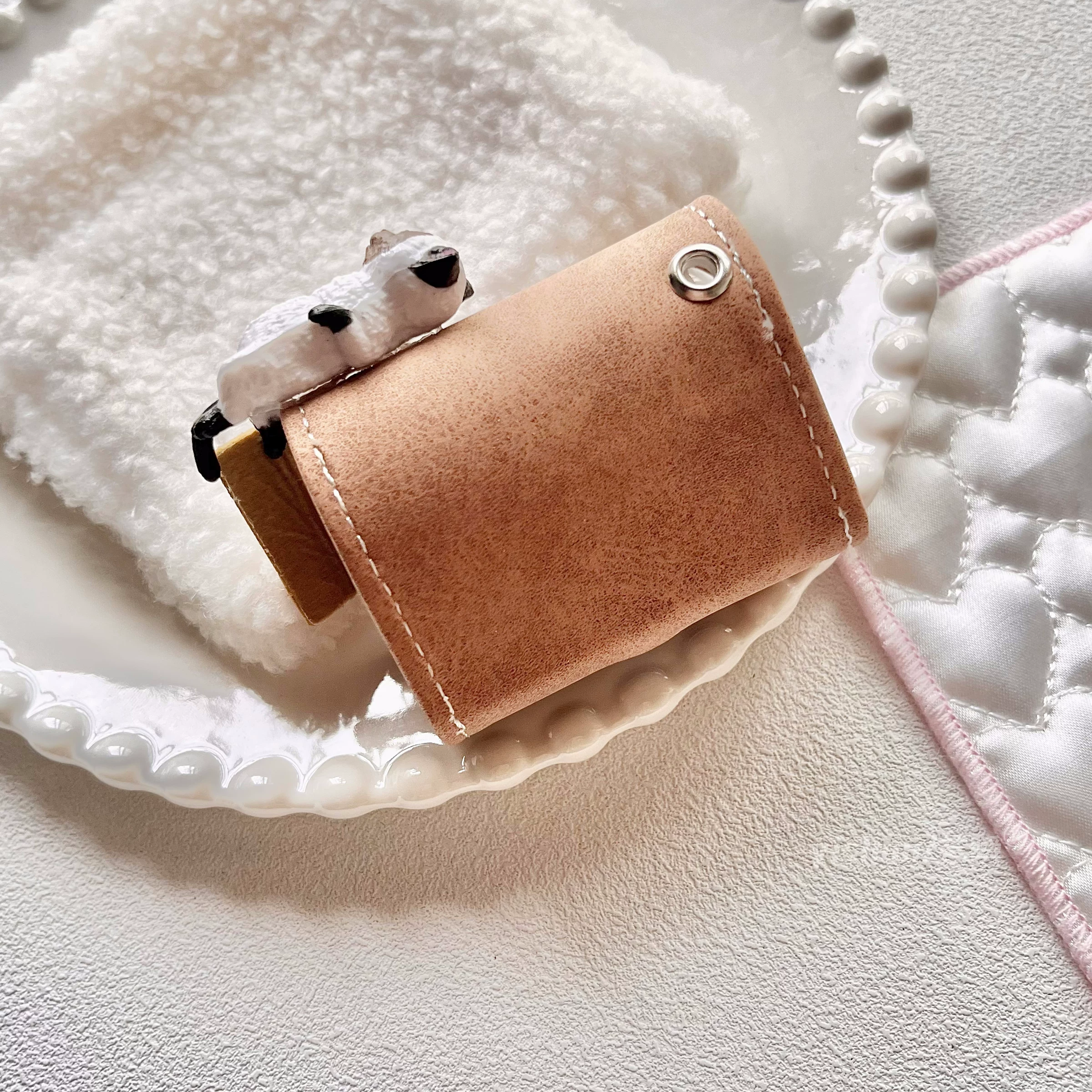 Милый сиамский кот с лежачим выражением, подходит для защитного чехла AirPods4 осенью и зимой, персонализированный чехол для AirPodsPro2 Apple наушников, беспроводные Bluetooth 3-го поколения airpods1, всё включено силиконовый новый третьего поколения