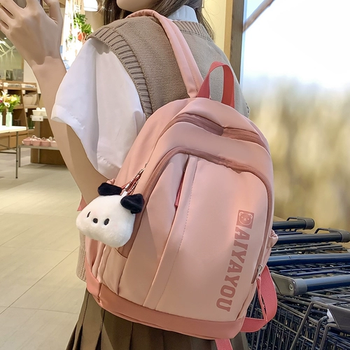 Дети в детском саду отправляются на весенние путешествия маленькие рюкзаки, путешествующие по милым девочкам, ученики начальной школы сражаются с цветом девочки девочка рюкзак