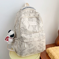 На белом щенке висящий украшение с красной веревкой