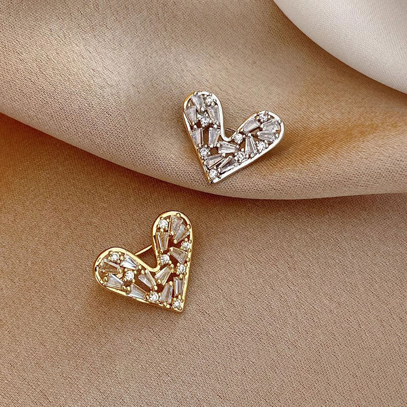 New heart-shaped mini brooch, fashionable lapel pin, brooch, versatile for clothing, mini corsage, anti-exposure button, suit accessory.