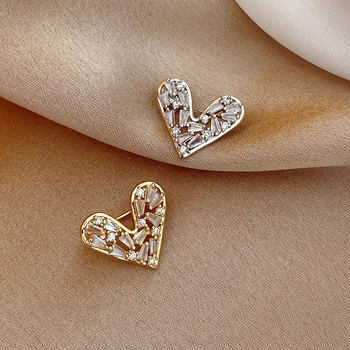 New Heart-Shaped Brooch, Fashionable Lapel Pin, Versatile Mini Corsage for Women, Anti-Exposure Buckle, Suit Accessory