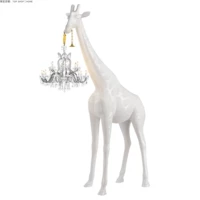 Большая белая люстра