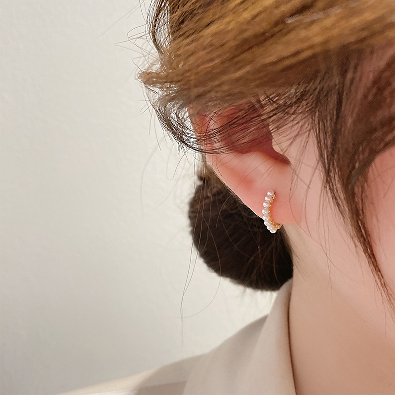 South Korea Minimalist Pearl Circle Earrings Design Sensation with small and delicate ear button Fashion personality Temperament Ear Accessories