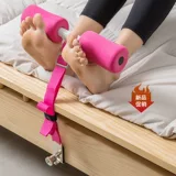 Общежитие лежит на вспомогательном животе, чтобы похудеть, чтобы похудеть, зафиксируя фата семейного фитнеса оборудования.