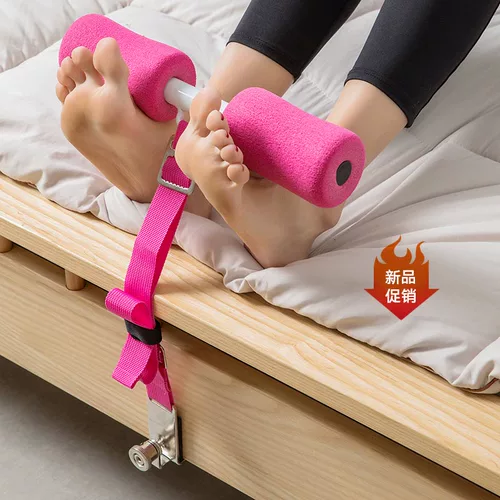 Общежитие лежит на вспомогательном животе, чтобы похудеть, чтобы похудеть, зафиксируя фата семейного фитнеса оборудования.