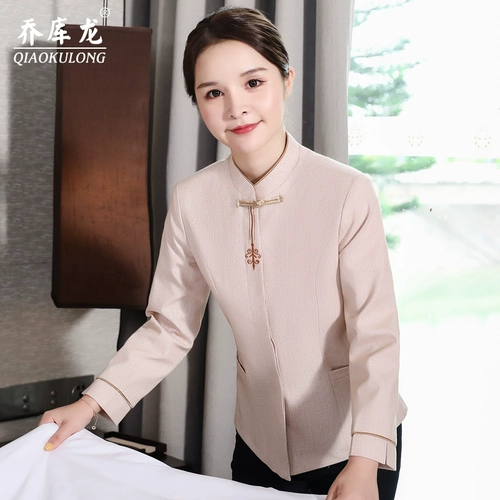 Служба уборки гостевой комнаты длинная -уборная женская уборка