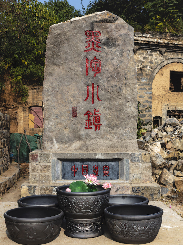 Household ceramics round Chinese black pottery urn porch courtyard large clay tile fish tank artificial rockwork park aquarium