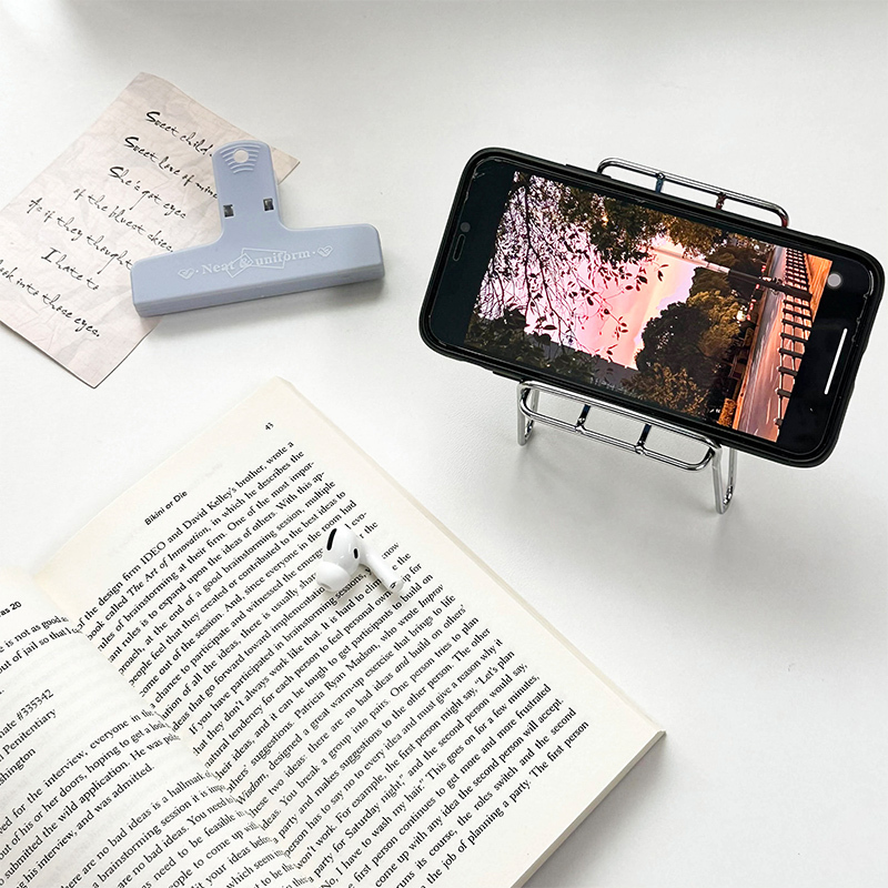 ins Wind Metal Phone Stand Student Dormitory Desktop Simple Portable Support Stand Lazy Person's Binge-Watching Gadget Tablet