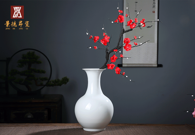 Jingdezhen ceramics European white vase is placed in the modern living room porch dry flower arranging hotel decoration