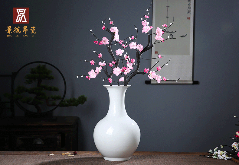 Jingdezhen ceramics European white vase is placed in the modern living room porch dry flower arranging hotel decoration