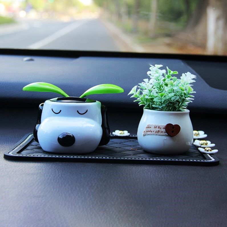 Car ornaments center console net red car interior decoration supplies Daquan solar Snoopy car perfume aromatherapy male