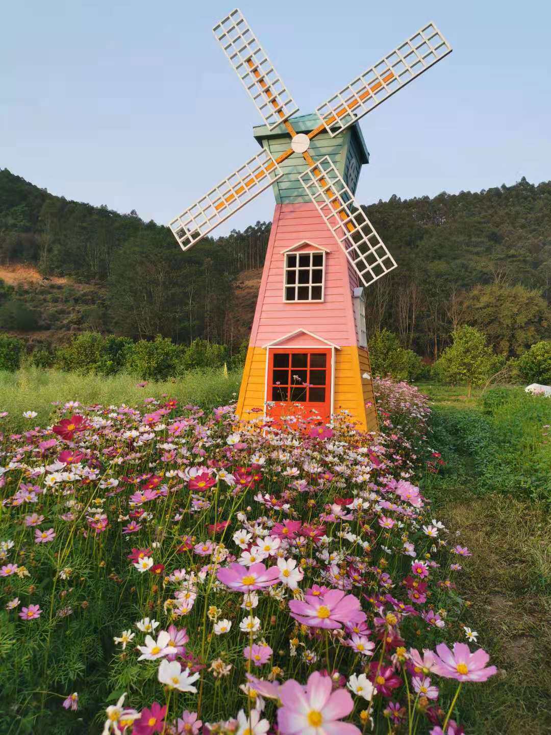 Manufacturer Direct sales outdoor Dutch wooded large windmill Outer anticorrosive wood windmills Flower sea Landscape Grand Windmill Park swing pieces