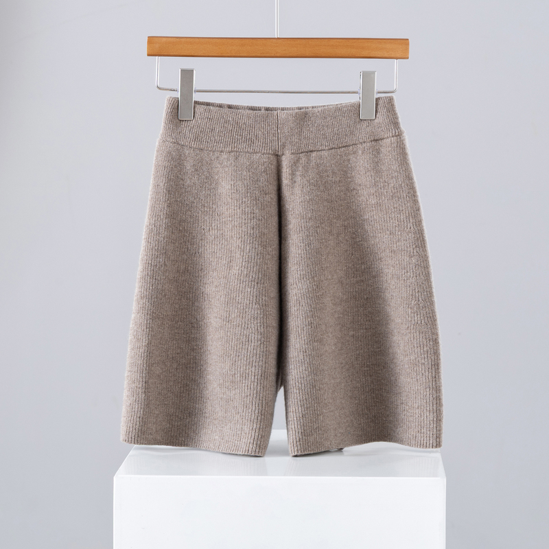 Autumn and Winter 100% Pure Wool Casual Knit Shorts, Fashionable and Stylish Outfit for Women, Solid Color High-Waisted Slimming Five-Point Pants Autumn and Winter 100% Pure Wool Casual Knit Shorts, Fashionable and Stylish Outfit for Women, Solid Color High-Waisted Slimming Five-Point Pants