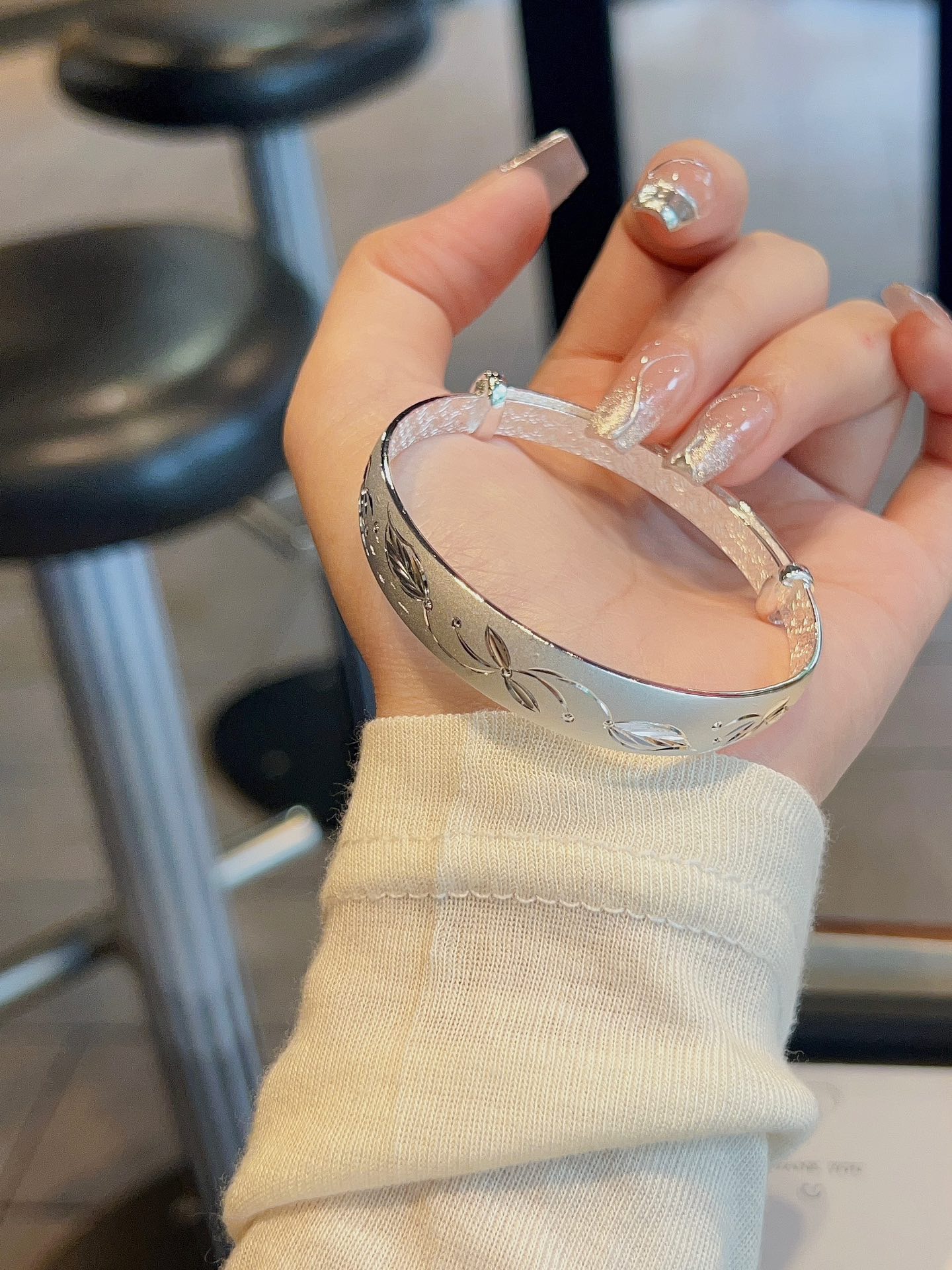 Hong Kong is giving birth to a silver 999 pure silver bracelet young solid willow leaf butterfly silver bracelet mother's birthday gift-Taobao