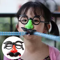 Новая забавная маска дует борода, смотрит на очки клоуна, дует драконский нос, глаза