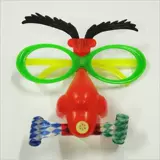 Новая забавная маска дует борода, смотрит на очки клоуна, дует драконский нос, глаза