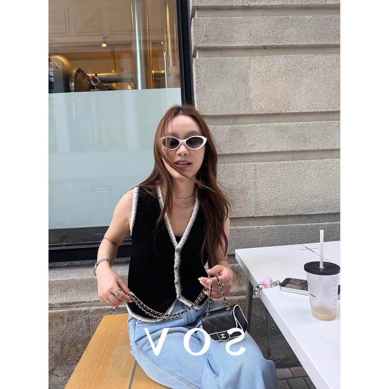 Chanel-Style Black and White Color-Blocked Knitted Sleeveless Vest Cardigan for Women, Suitable for Layering in Autumn and Summer, Slimming Tank Top, Trendy Base Layer Chanel-Style Black and White Color-Blocked Knitted Sleeveless Vest Cardigan for Women, Suitable for Layering in Autumn and Summer, Slimming Tank Top, Trendy Base Layer